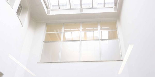 Lavage de vitres en hauteur par des agents formés aux techniques sécurisées de HYGEA